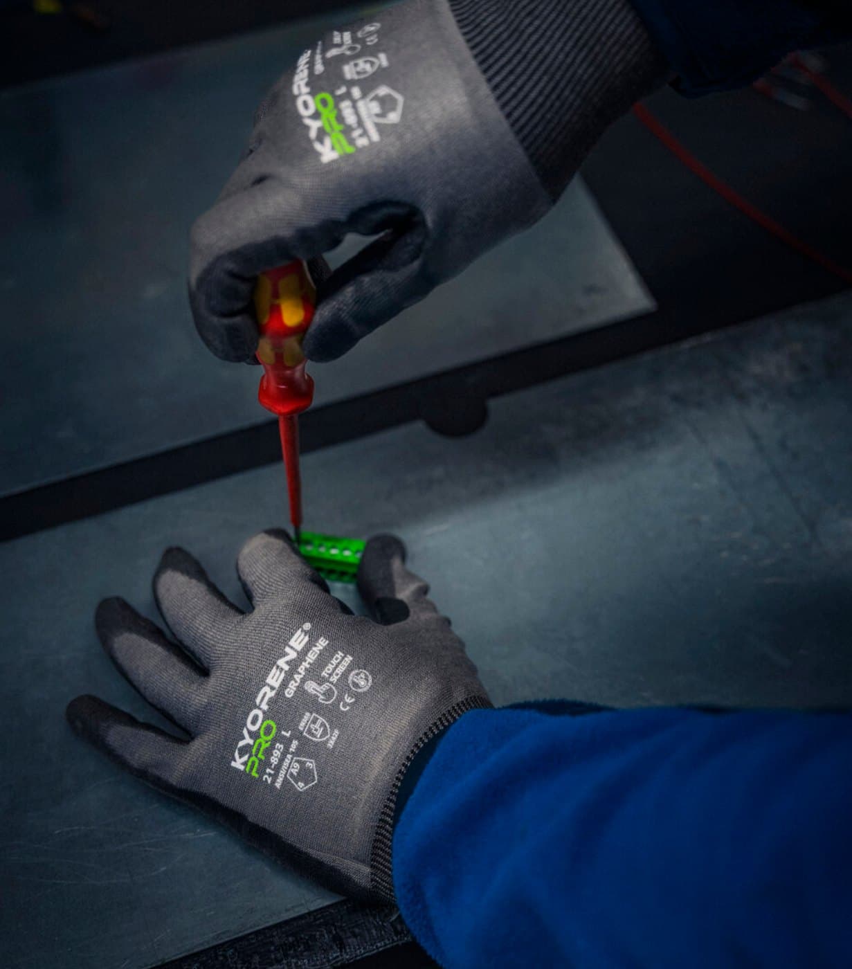 21-890 Kyorene® Pro Work Gloves in use
