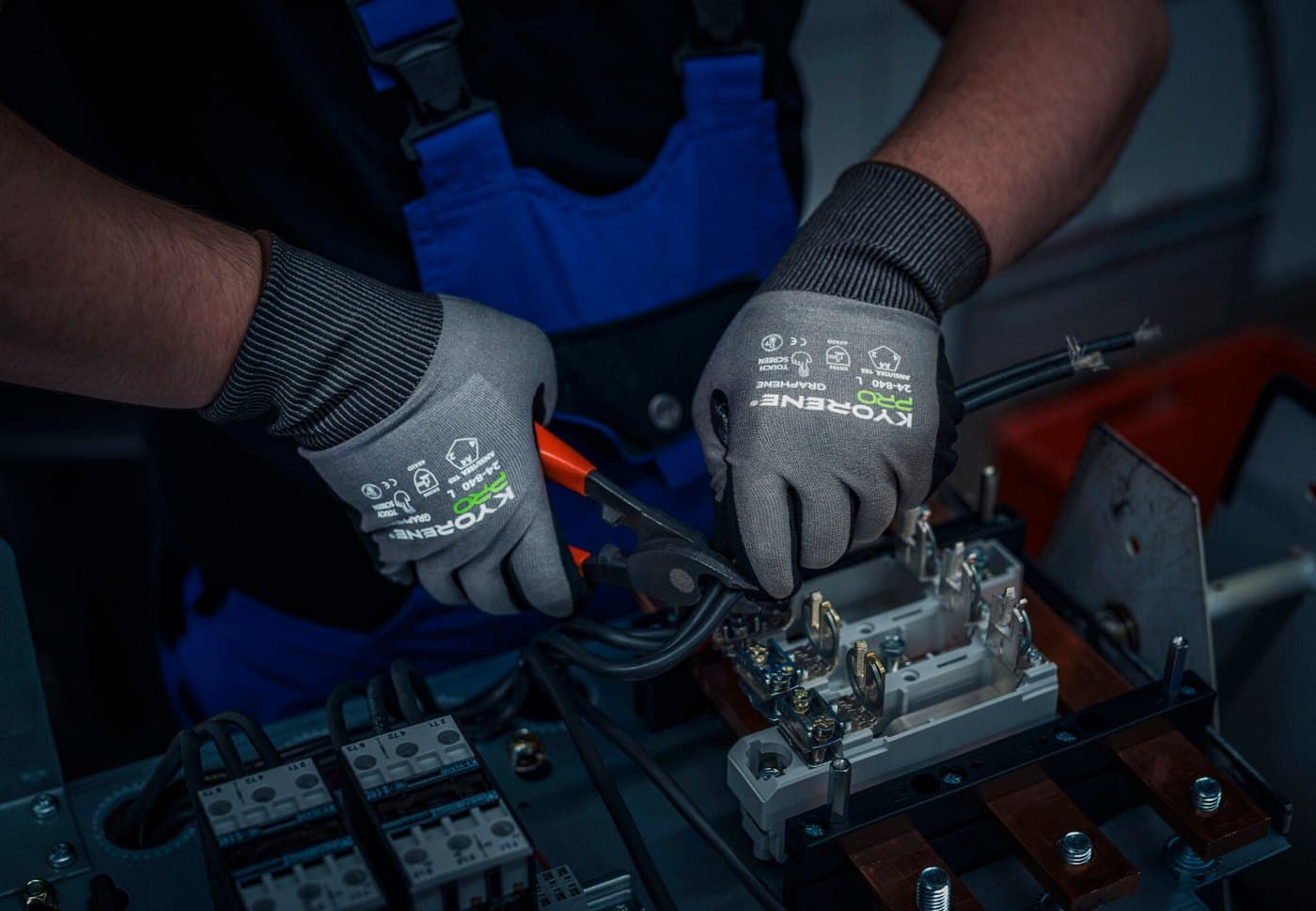 24-840 Kyorene® Pro Max Work Gloves in use